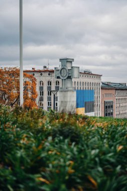 Tallinn, Estonya 'daki eski kentteki savaş anıtı bulutlu bir sonbahar gününde