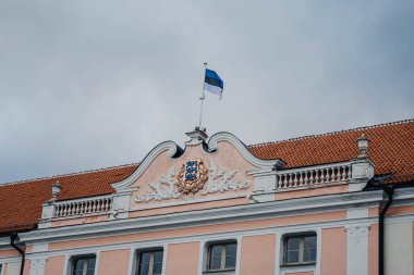 Estonya Tallinn, Estonya 'daki pembe eski kasaba binasının çatısında Estonya bayrağı