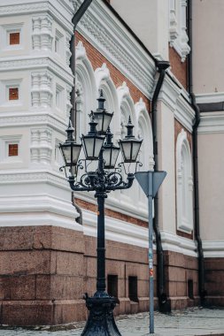 Tallinn, Estonya 'da geleneksel görkemli siyah sokak lambaları