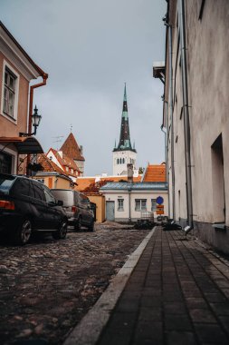 Tallinn, Estonya 'daki eski kasabada kiliseye giden yol bulutlu bir gün.