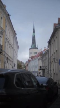 Aziz Olaf Kilisesi Tallinn, Estonya 'daki eski kasaba binalarının üzerinde dikey olarak kule yapıyor.