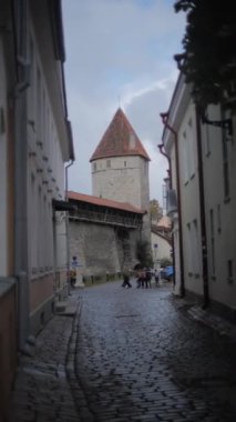 Tallinn eski şehir duvarı Estonya 'da bulutlu bir sonbahar gününde, dikey