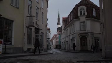 Tallinn 'in eski kasabası Estonya' da insanlar kavşakta yürüyor