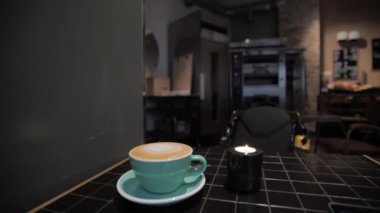 Estonya 'nın Tallinn kentindeki bir kafede kahve.