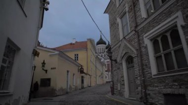 Estonya 'nın Tallinn kentindeki Alexander Nevsky Katedrali' ne giden yol.