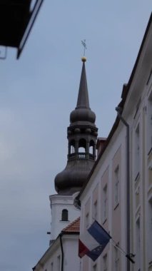 Kilise, eski kasaba Tallinn, Estonya 'daki binaların üzerinde dikey olarak yükselmektedir.