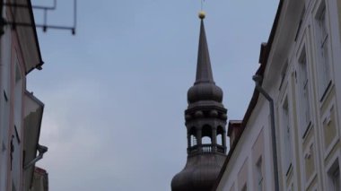 Kilise, Estonya 'nın Tallinn kentindeki binaların tepesinde toplanıyor.