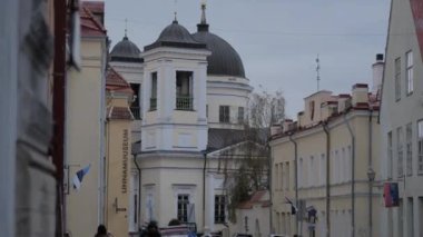 Tallinn 'in eski kasabası Estonya' dan geçen sokağın sonundaki Kubbe Kilisesi.