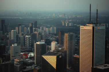Toronto 'da günbatımında yüksek binalar, CN Kulesi' nden Ontario