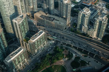 Toronto 'ya giden otoyolun havadan görüntüsü, CN Kulesi' nden Ontario.