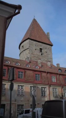 Tallinn Estonya 'daki eski kent duvarının altındaki binanın pencereleri dikey