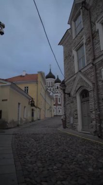 Tallinn Estonya 'daki Alexander Nevsky Katedrali' ne giden yol.