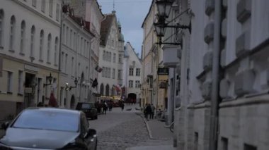 Tallinn 'deki Picturesque Caddesi Sonbaharda eski kasaba, Estonya