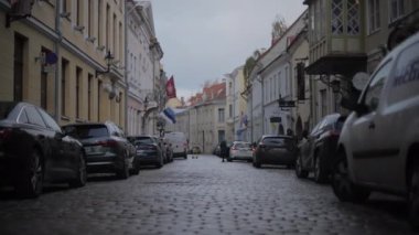 Bulutlu bir günde Tallinn, Estonya 'daki eski kasabadan geçen kaldırımlı cadde