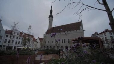 Estonya 'nın Tallinn kentindeki kasaba meydanındaki belediye binası.