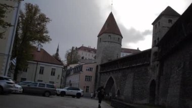 POV Tallinn, Estonya 'daki eski şehir duvarının dışında yürüyor