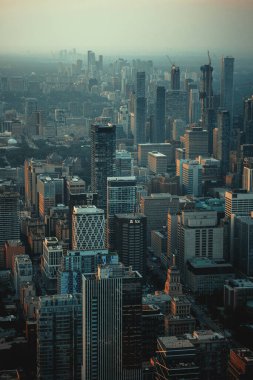 Toronto, Ontario yüksek binası. CN Kulesi 'nden gökyüzü görüntüsü.