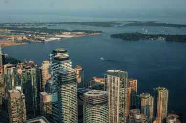 Toronto şehir kıyı şeridi Ontario Gölü boyunca, CN Kulesi 'nden havadan çekim