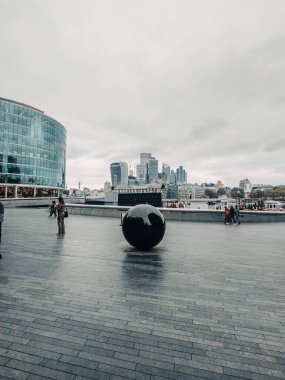 Bulutlu bir günde Londra şehrinin karşısındaki siyah beton top.