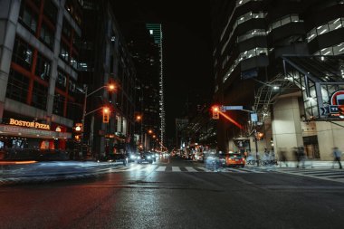 Toronto, Ontario 'da uzun süre sokağa çıkma, yayalar yürüme, arabalar...