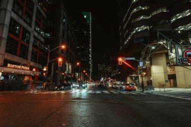Toronto Ontario 'da gece Zebra Geçidi' nden geçen yayaların uzun süre görüntülenmesi