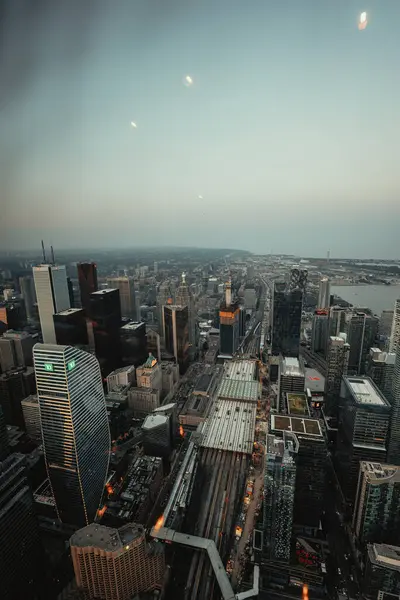 Toronto, Ontario şehir silueti, alacakaranlıkta havadan çekim