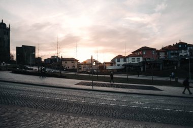 Porto, Portekiz 'deki Katedral yakınlarındaki evlerin üzerinde altın saat gün batımı
