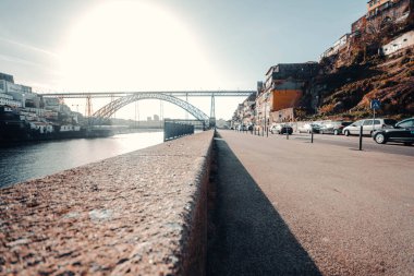 Portekiz, Porto 'daki Dom Luis Köprüsü' nün yanındaki Douro Nehri 'nin yanında.