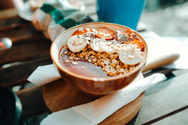 Portekiz, Porto 'da muz ve çilekli bir restoranda Acai Bowl.