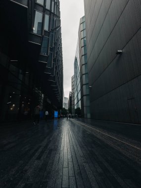 Londra, İngiltere 'deki Çömlek' e doğru modern binalardan geçen patika.