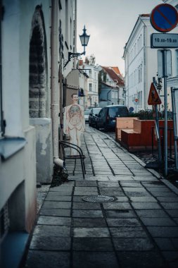 Tallinn, Estonya 'daki eski kasaba caddesinde insan organı mankeni.