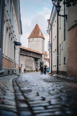 Tallinn, Estonya 'daki eski şehir duvarının oradaki kaldırım taşlı cadde.