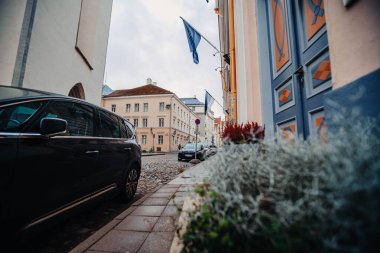 Estonya 'nın Tallinn kentindeki eski kasaba sokağının üzerinde AB ve Estonya bayrakları