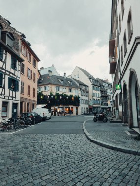 24 Ağustos 2023 'te Strasbourg, Fransa' da çekildi. Almanya 'da Kara Orman' da tatildeyken..