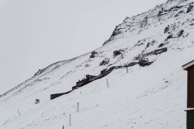 Kömür madeni Longyear, Svalbard 'daki karlı dağın yamacında terk edilmiş.