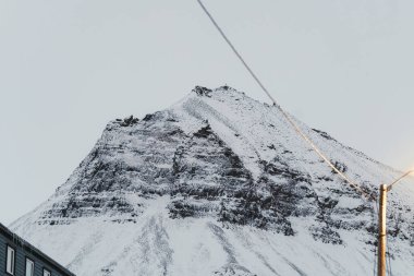 Kuzey Kutbu 'ndaki Karlı Kayalık Sarkofagen Dağı Longyear Byen, Svalbard