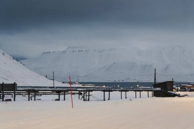 Longyear, Svalbard 'dan fiyordun diğer tarafındaki karlı dağların manzarası