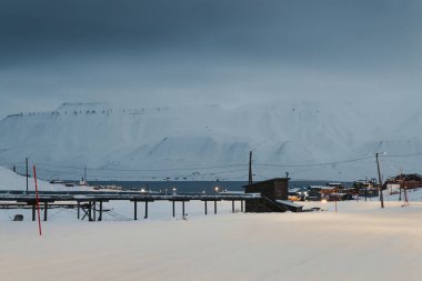 Longyearbyen, Svalbard ve Nybyen 'den Kuzey Kutbu fiyortlarına bakın