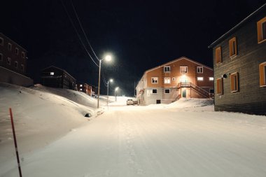 Longyear, Svalbard 'da Nybyen' de sokak lambaları yanıyor.