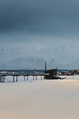 Longyearbyen, Svalbard 'da fiyordun önündeki borular