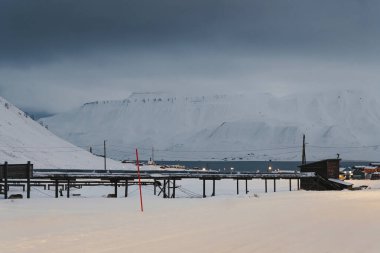 Longyear, Svalbard 'dan fiyordun diğer tarafındaki karlı dağların manzarası