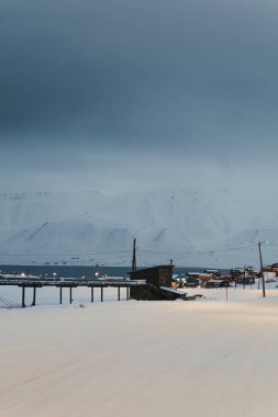 Longyearbyen, Svalbard 'da karlar üzerinde donmuş toprak borular