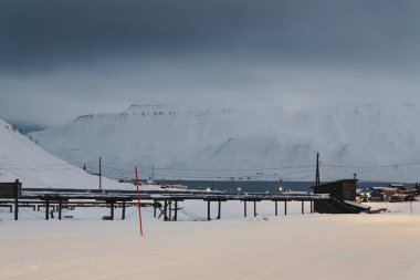 Longyear 'dan fiyortta karlı dağlar, Kuzey Kutbu' nda Svalbard