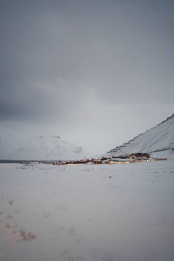 Longyearbyen 'in karlı kış manzarası, Arktik' te Fjord 'un yanında Svalbard