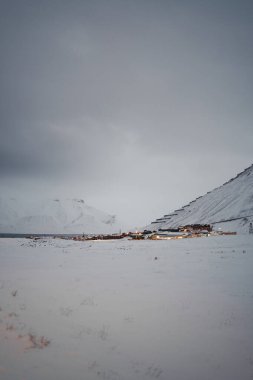 Karlı kış mevsiminde Kuzey Kutbu 'ndaki fiyordun yanında Longyear byen, Svalbard