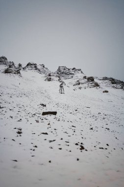 Longyear, Svalbard 'daki karlı dağda eski kömür madenleri için hava tramvayı