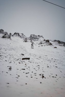 Longyear, Svalbard 'daki karlı dağdaki eski kömür madenleri için hava kablosu.
