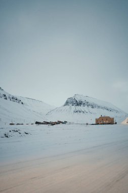 Sarkofagen 'ın aşağısındaki karlı vadide Nybyen, Longyear, Svalbard