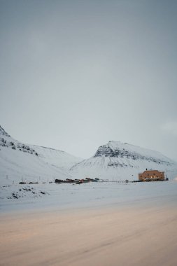 Sarkofagen yönetimindeki Nybyen ile Karlı Vadi Longyear, Svalbard