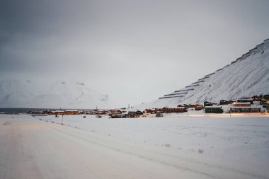Longyear-byen, Svalbard karlı kutuplarda sonraki fiyort